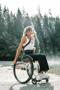 Femme en fauteuil roulant près d'un arbre